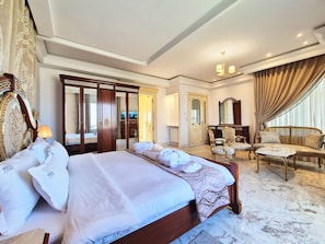 Royal suite, 1 kingsize bed, toegang tot zwembad, uitzicht op meer | 1 slaapkamer, lakens van Egyptisch katoen, luxe beddengoed, donsdekens