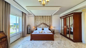 Royal-suite - 1 kingsize-seng - adgang til pool - søudsigt | 1 soveværelse, egyptiske bomuldslagner, premium-sengetøj, dundyner