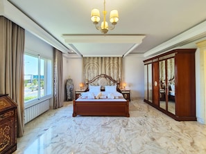 Suite Royal, 1 letto king, accesso alla piscina, vista lago | 1 camera, biancheria in cotone egiziano