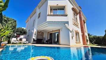 Outdoor pool, free pool cabanas, pool umbrellas