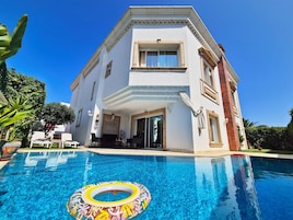 Una piscina al aire libre, cabañas de piscina gratuitas, sombrillas
