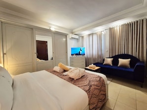 1 bedroom, Egyptian cotton sheets, premium bedding, down duvets