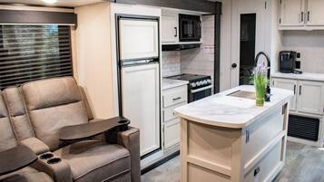 ثلاجة، ميكروويف، فرن، موقد طهي مسطح