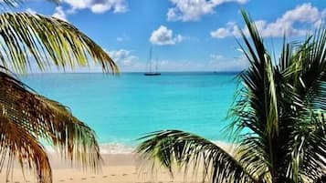 Plage, chaises longues, serviettes de plage