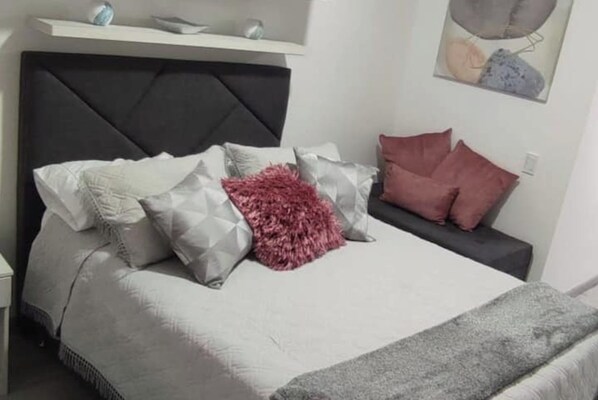 1 habitación, escritorio, tabla de planchar con plancha y wifi gratis 