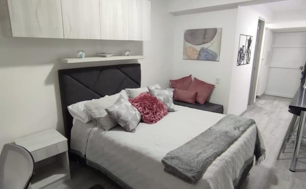 1 bedroom, desk, iron/ironing board, free WiFi