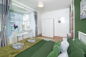 3 bedrooms, iron/ironing board, free WiFi, bed sheets - 3BDR Home in Central Holyhead (Holyhead)
