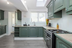 Fridge, microwave, oven, stovetop - 3BDR Home in Central Holyhead (Holyhead)