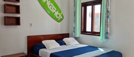 1 sovrum, skrivbord, strykjärn/strykbräda och gratis wi-fi