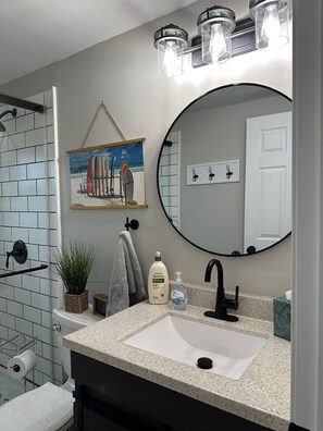 Douche, sèche-cheveux, serviettes fournies, savon