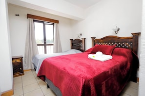 Classic Triple Room | Desk, free WiFi