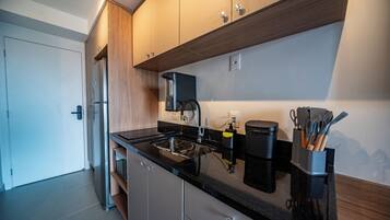 Geladeira, micro-ondas, cooktop, talheres/pratos/utensílios de cozinha
