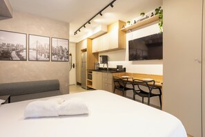 1 bedroom, desk, free WiFi, bed sheets - Modern and Sophisticated Studio - Santo Amaro | Near US Consulate and Metro (Santo Amaro São Paulo)