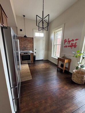 Fridge, microwave, oven, stovetop - Boutique Stay in Louisville’s Historic District (Louisville)