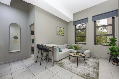 Rosebank Chic: Luxe City Living