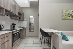 Frigorifero, microonde, forno, piano cottura