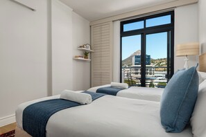 2 chambres, coffres-forts dans les chambres, fer et planche à repasser