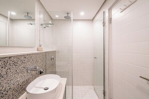 Dusj, hårføner, håndklær og såpe