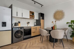 Køleskab, mikrobølgeovn, ovn, kogeplade