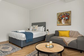 In-room safe, iron/ironing board, Internet, bed sheets - On Park | Modern Century City Studio (Cape Town)