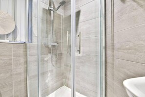 Bathroom - Whitchurch Place 2 Bed Flat in Cardiff (Cardiff)