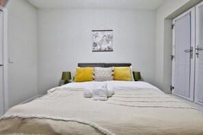 Comfort appartement, 2 slaapkamers, uitzicht op stad | Een bureau, een laptopwerkplek, een strijkplank/strijkijzer, gratis wifi
