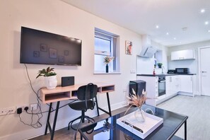 Leilighet – comfort, 2 soverom, byutsikt | Oppholdsområde | En 42-tommers smart-TV med digitale kanaler