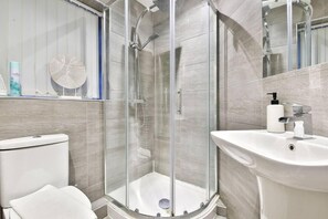 Apartamento Confort, 2 habitaciones, vistas a la ciudad | Baño | Ducha, artículos de higiene personal gratuitos y secador de pelo