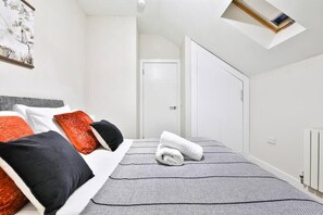 Apartamento Confort, 2 habitaciones, vistas a la ciudad | Escritorio y espacio para trabajar con un portátil