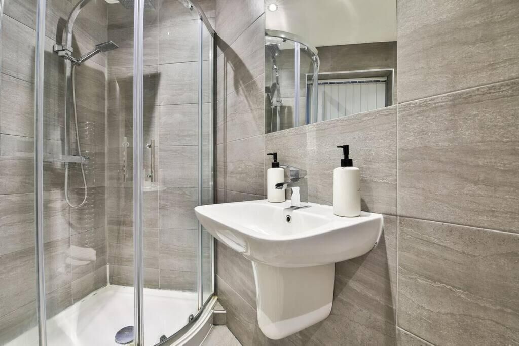 Comfort Apartment, 2 Bedrooms, City View | Bathroom | Shower, free toiletries, hair dryer, towels