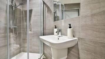 Comfort Apartment, 2 Bedrooms, City View | Bathroom | Shower, free toiletries, hair dryer, towels