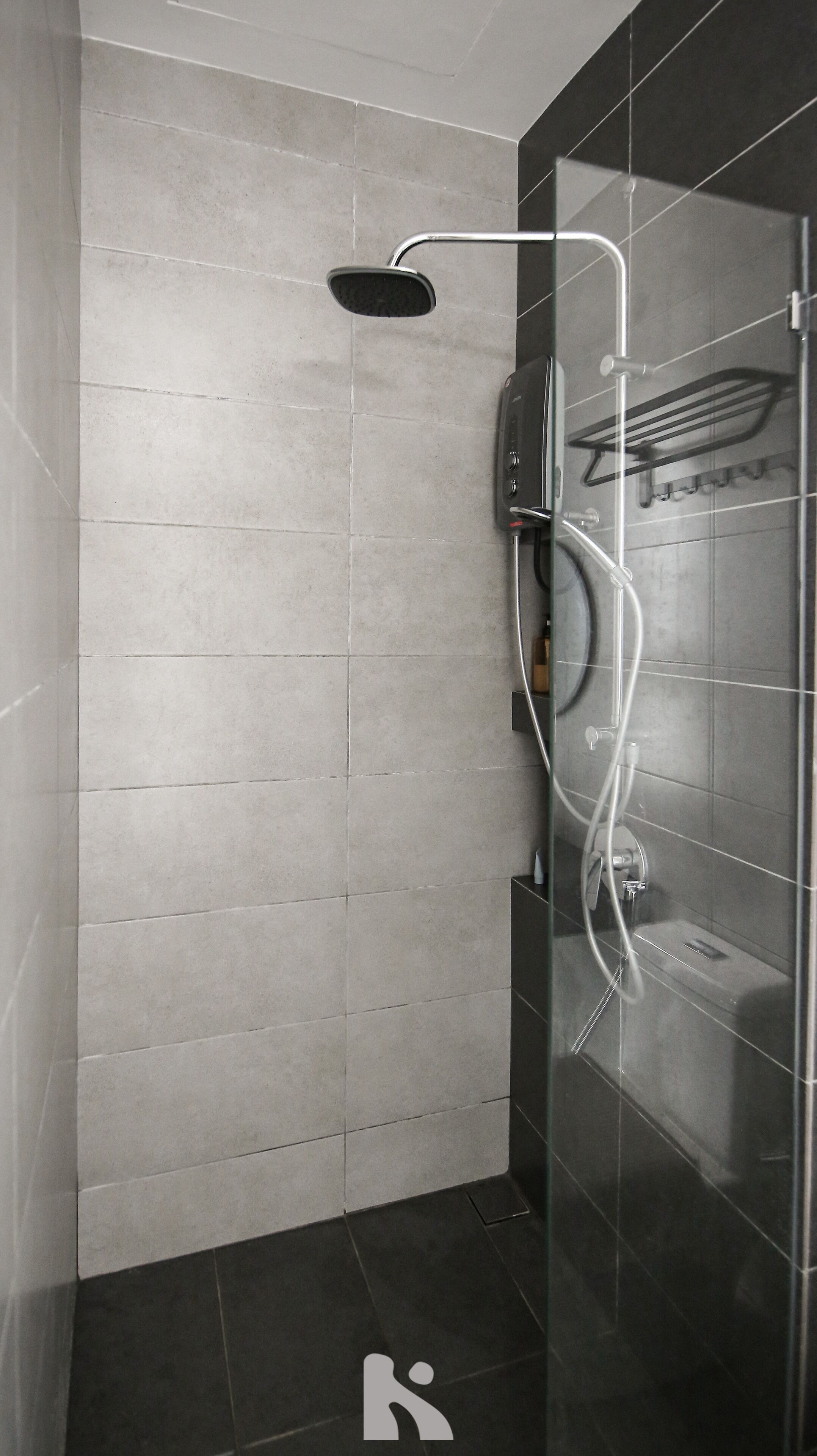 Douche, sèche-cheveux, serviettes fournies, savon