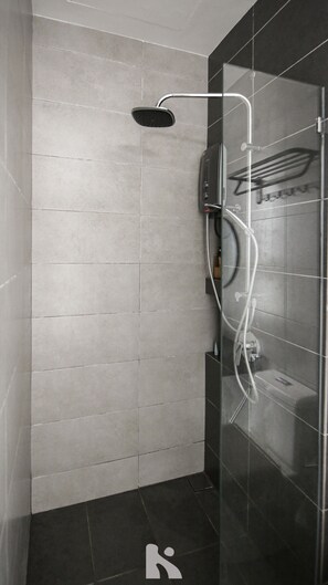 Een douche, een haardroger, handdoeken, zeep
