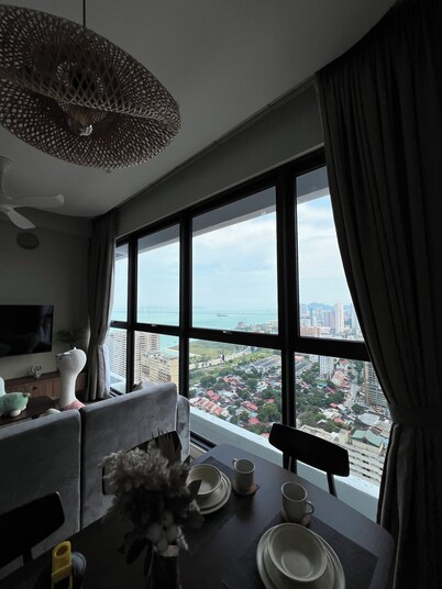 Urban Suites Sky-High 3BR Retreat-Breathtaking Penang Bridge & City Views