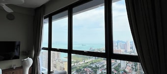 Urban Suites Sky-High 3BR Retreat-Breathtaking Penang Bridge & City Views