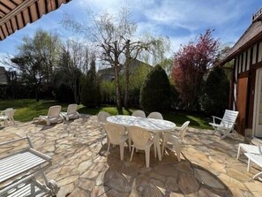 Outdoor dining - Large house with a green garden (Tourgéville)
