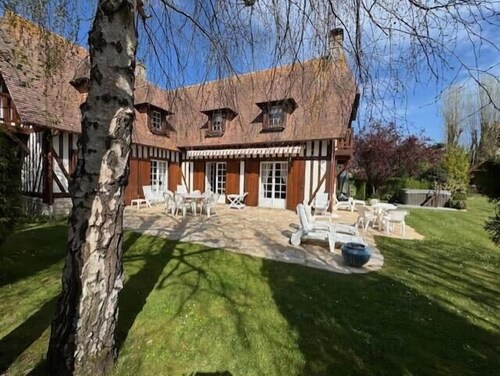 Grande maison avec un jardin verdoyant