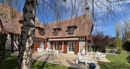 Grande maison avec un jardin verdoyant