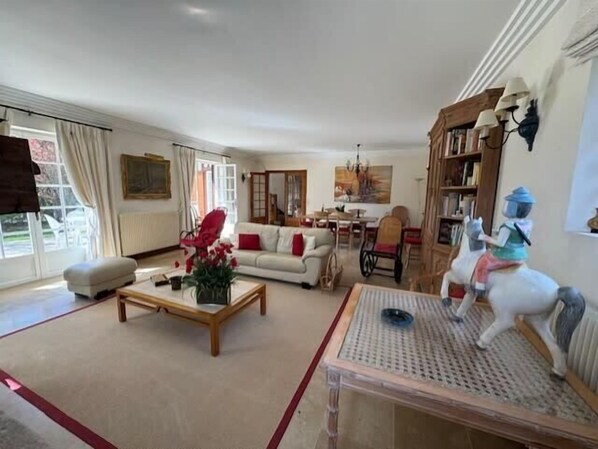 TV - Large house with a green garden (Tourgéville)