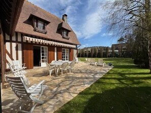 Outdoor dining - Large house with a green garden (Tourgéville)
