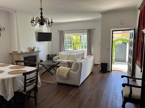 TV, fireplace - Casa da Hera, Refuge with Garden (Ericeira)