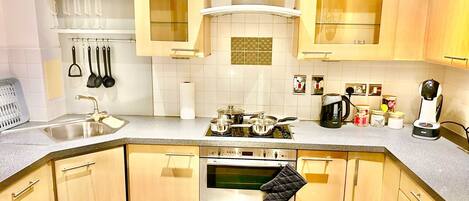 雪櫃、微波爐、焗爐、洗碗機