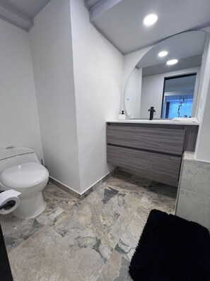 Haartrockner, Handtücher, Seife, Toilettenpapier