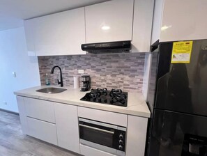 Microwave, coffee/tea maker, cookware/dishes/utensils, dining tables - Modern double-height Normandy (Bogotá)