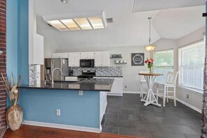 Fridge, microwave, oven, stovetop - Lovely Leander Home (Leander)