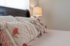 3 bedrooms, iron/ironing board, travel cot, free WiFi - Lovely Leander Home (Leander)