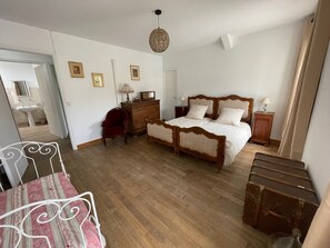 2 habitaciones, tabla de planchar con plancha, wifi y ropa de cama