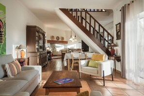 Televisión y chimenea 