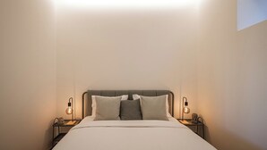 A modern bedroom with a bed, two bedside tables, and a ceiling light. - Close to all the magical places in Sintra. (Sintra)