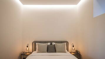 3 bedrooms, desk, iron/ironing board, travel cot